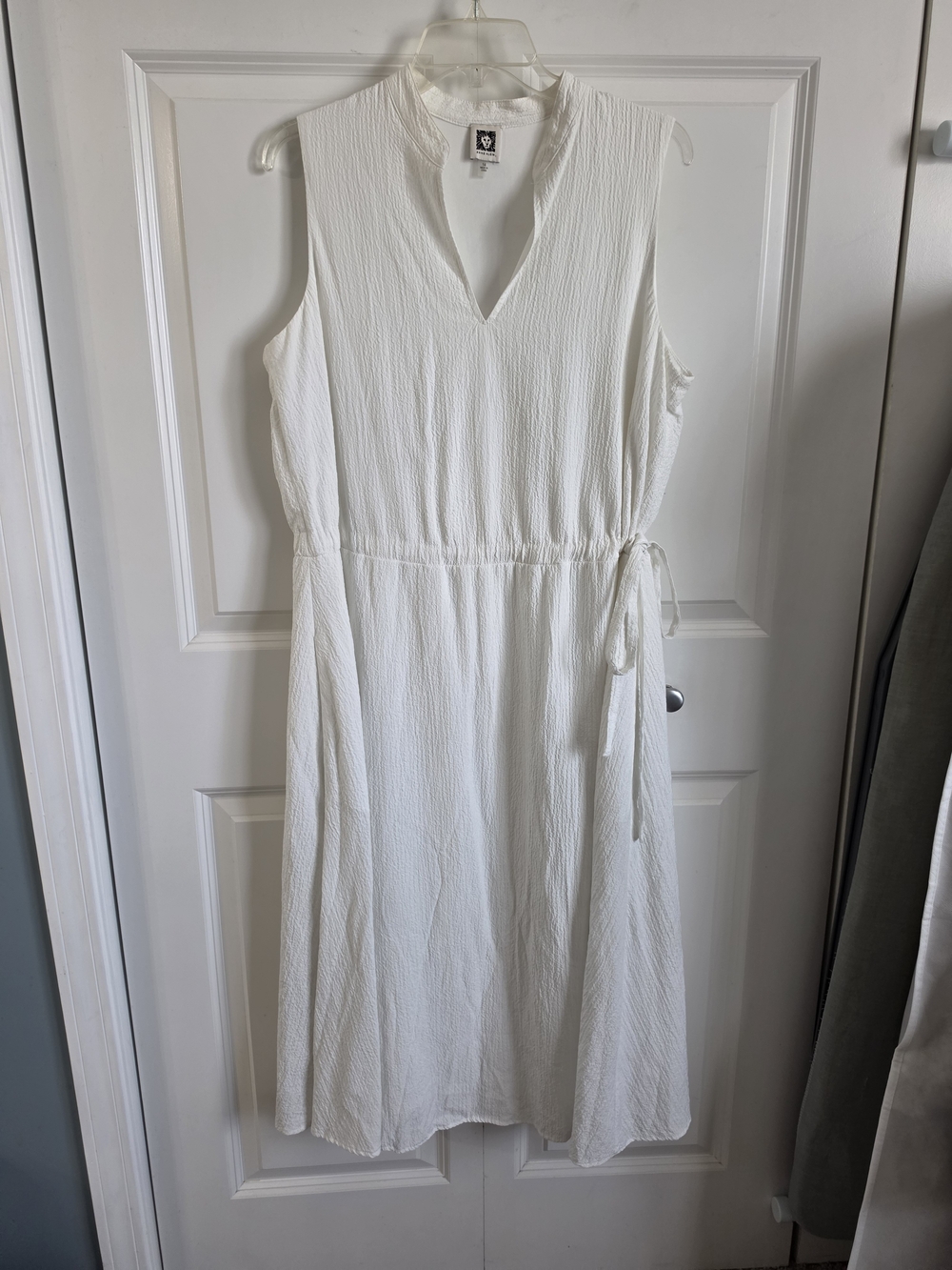 Sleeveless White Tie-Waist Dress - Lightweight Summer Style pockets